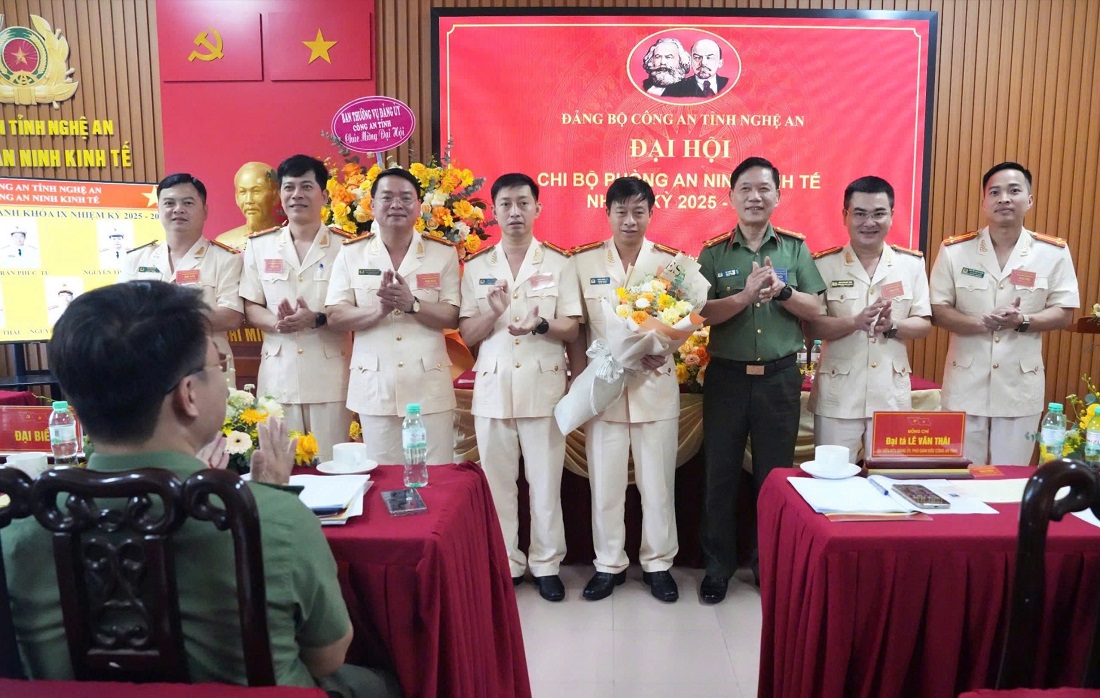 Đồng chí Đại tá Lê Văn Thái, Phó Giám đốc Công an tỉnh tặng hoa chúc mừng Ban Chấp hành khóa mới