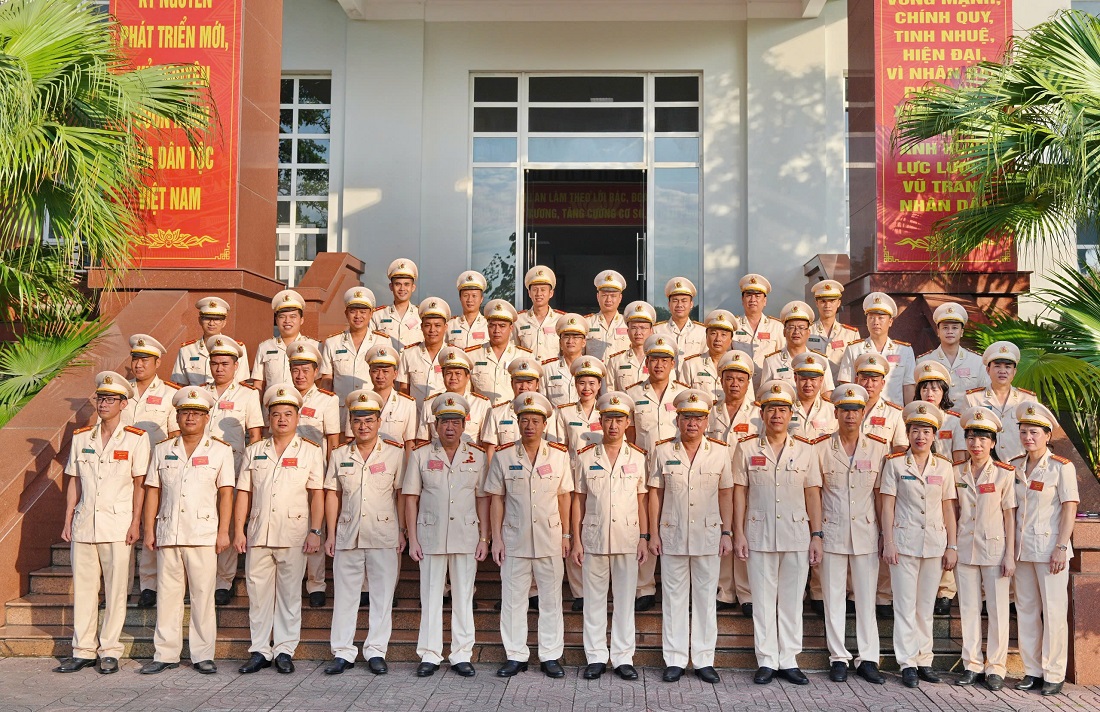 Các đại biểu chụp ảnh lưu niệm