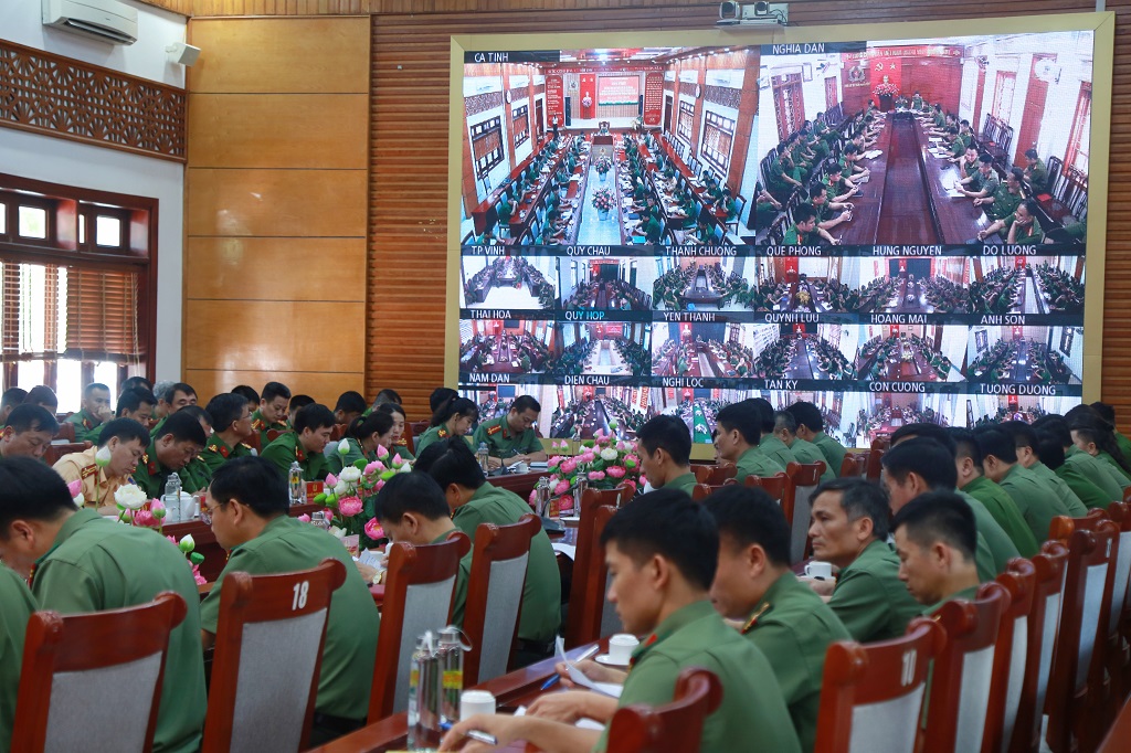 Hội nghị được tổ chức trực tiếp và kết nối trực tuyến đến điểm cầu Công an các xã, phường trong tỉnh. 
