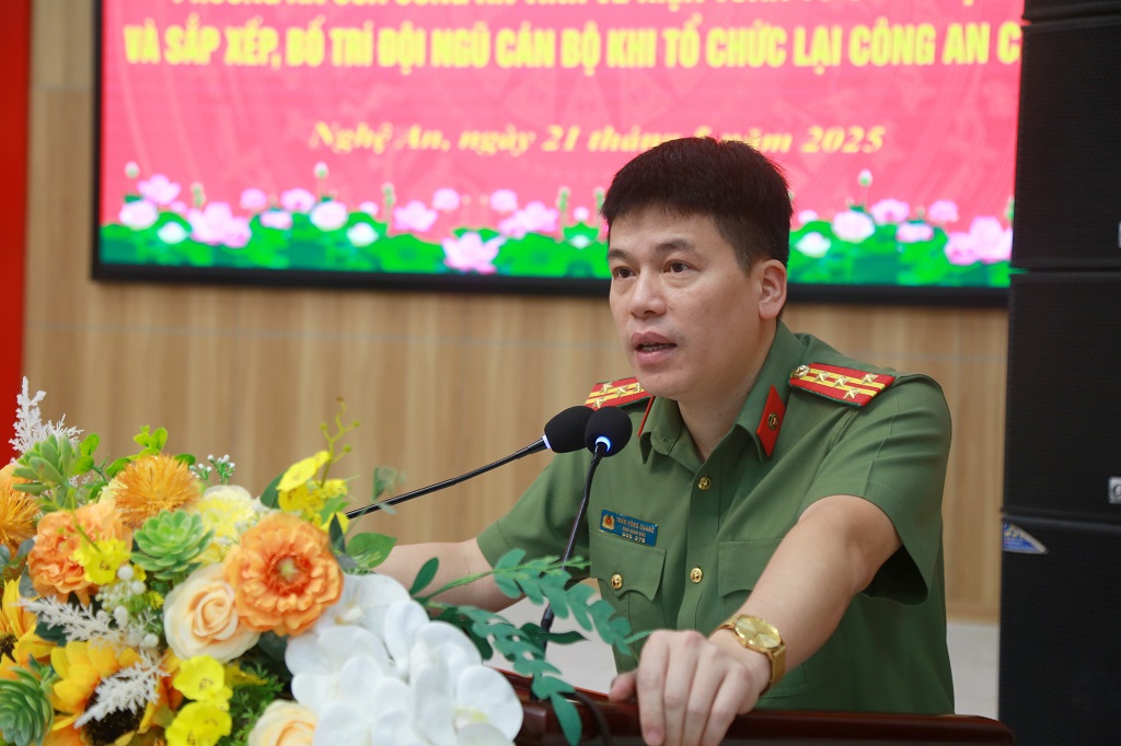 Đồng chí Đại tá Trần Hồng Quang, Phó Bí thư Đảng ủy, Phó Giám đốc Công an tỉnh phát biểu tại Hội nghị