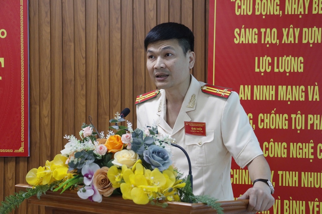 Đồng chí Thượng tá Trần Thiện Giang, Trưởng phòng An ninh mạng và Phòng chống tội phạm sử dụng công nghệ cao phát biểu tại Đại hội