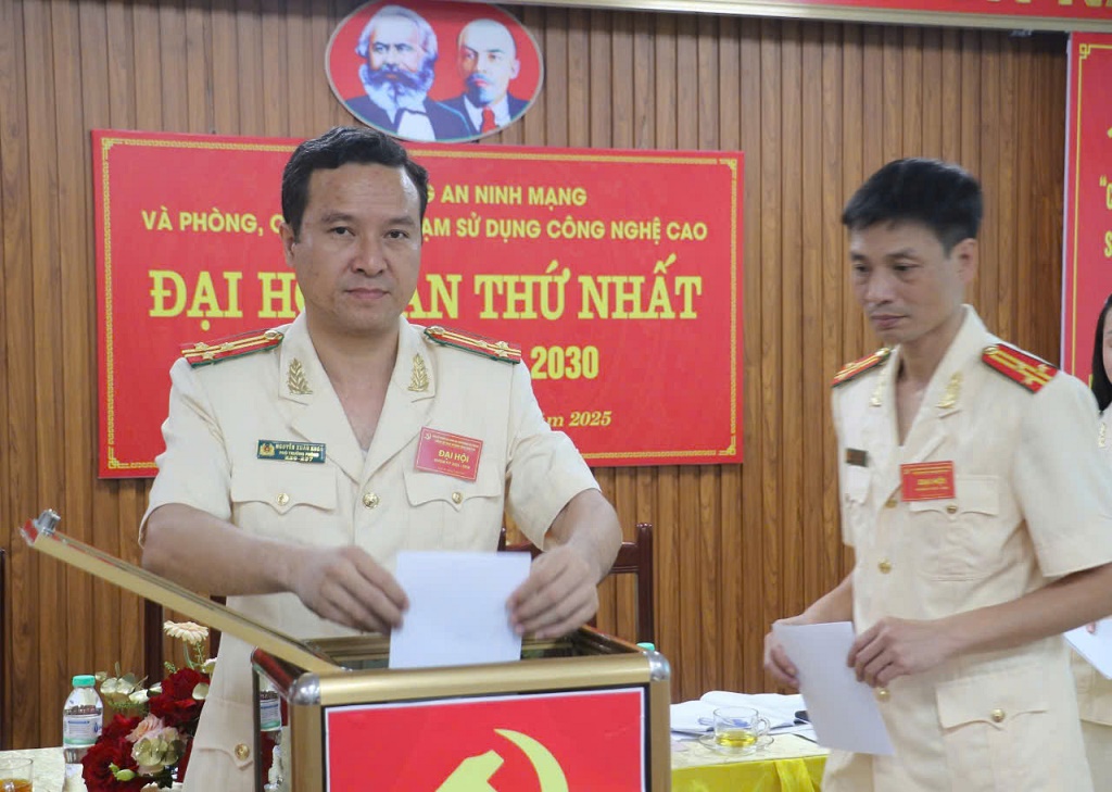 Các đại biểu bỏ phiếu bầu Ban Chấp hành Chi bộ khóa XVII, nhiệm kỳ 2025 – 2030