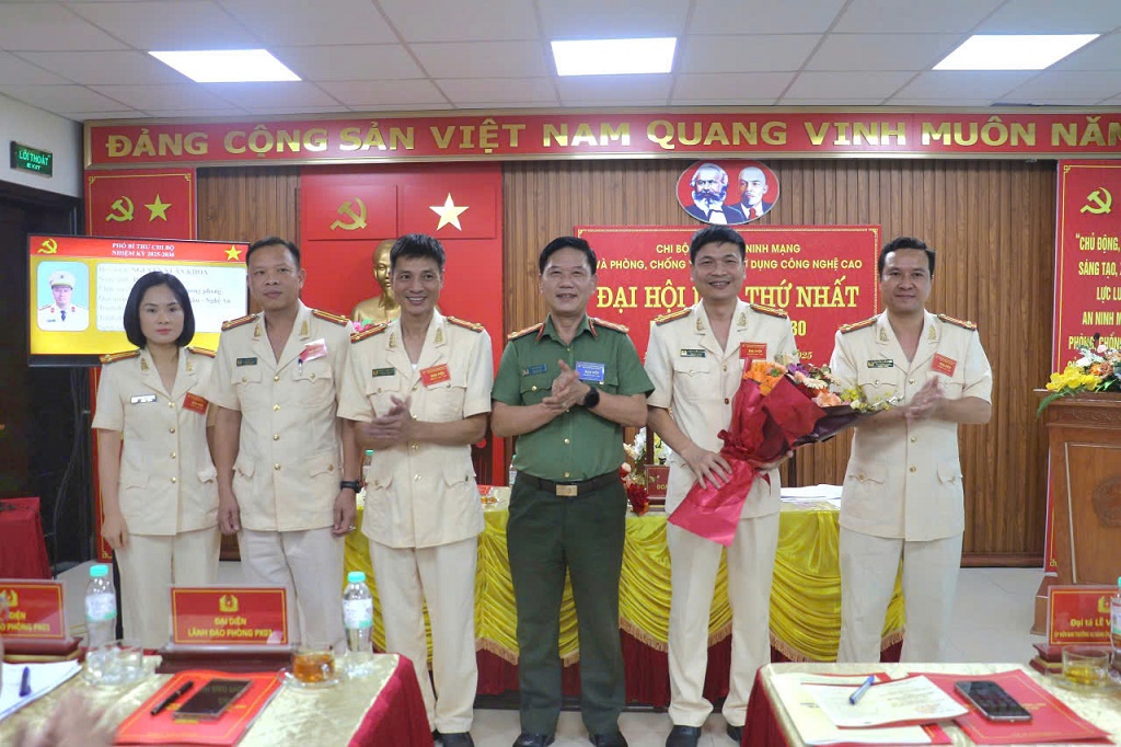 Đồng chí Đại tá Lê Văn Thái, Phó Giám đốc Công an tỉnh tặng hoa chúc mừng Ban Chấp hành khóa mới