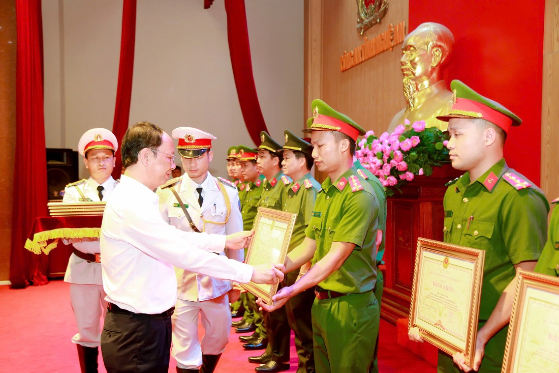 Đồng chí Bùi Thanh An, Ủy viên Ban Thường vụ Tỉnh ủy, Phó Chủ tịch Thường trực UBND tỉnh trao Bằng khen của Chủ tịch UBND tỉnh tặng các cá nhân có thành tích xuất sắc