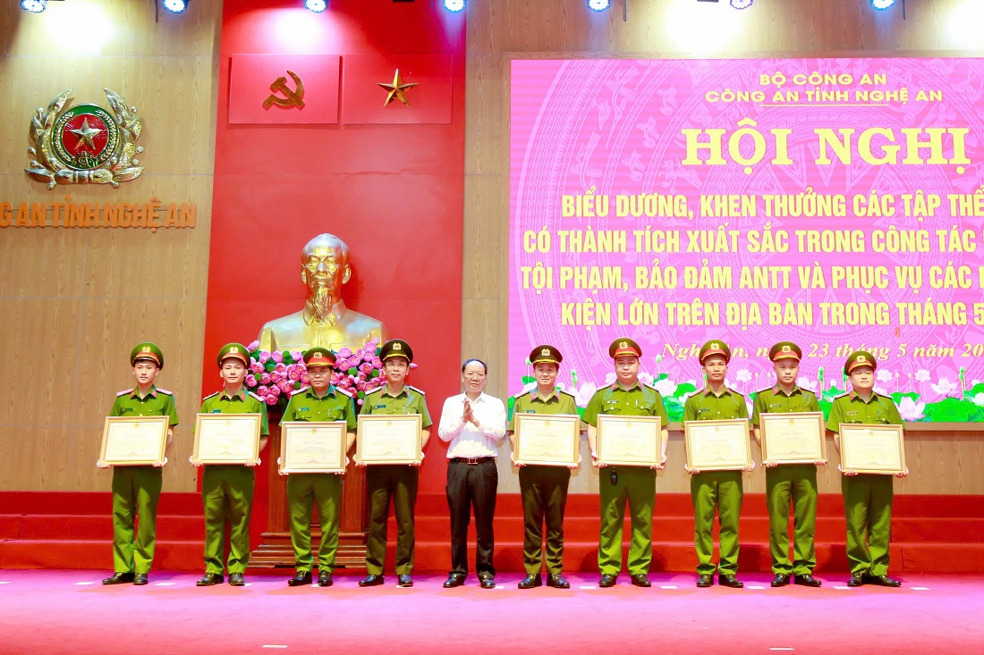 Đồng chí Bùi Thanh An, Ủy viên Ban Thường vụ Tỉnh ủy, Phó Chủ tịch Thường trực UBND tỉnh trao Bằng khen của Chủ tịch UBND tỉnh tặng các cá nhân có thành tích xuất sắc