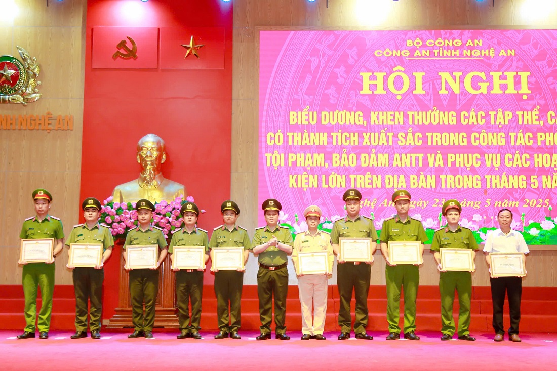 Đồng chí Thiếu tướng Bùi Quang Thanh, Ủy viên Ban Thường vụ Tỉnh ủy, Bí thư Đảng ủy, Giám đốc Công an tỉnh trao Giấy khen của Giám đốc Công an tỉnh tặng các tập thể có thành tích xuất sắc