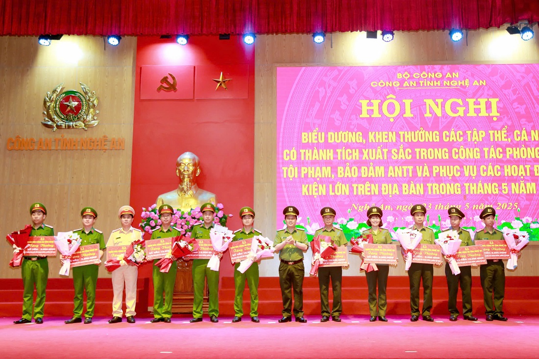 . Đồng chí Thiếu tướng Bùi Quang Thanh, Ủy viên Ban Thường vụ Tỉnh ủy, Bí thư Đảng ủy, Giám đốc Công an tỉnh trao thưởng các tập thể có thành tích xuất sắc trong công tác đấu tranh phòng, chống tội phạm, bảo đảm ANTT trên địa bàn