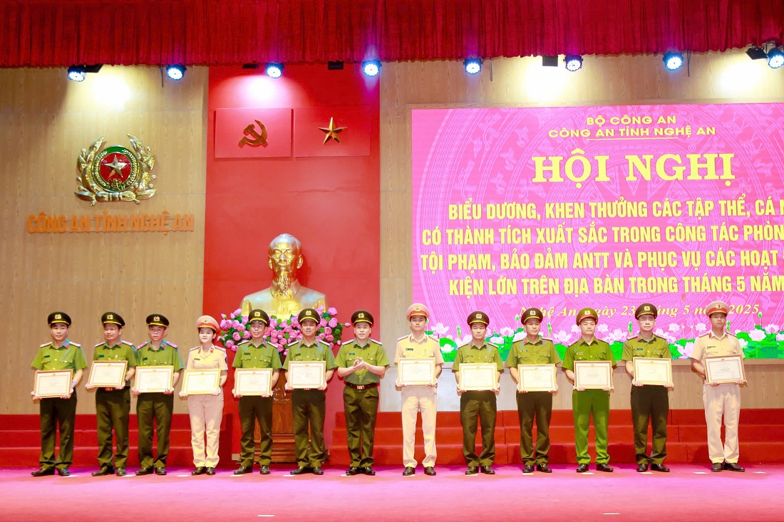 Đồng chí Đại tá Trần Hồng Quang, Phó Bí thư Đảng ủy, Phó Giám đốc Công an tỉnh trao Giấy khen của Giám đốc Công an tỉnh tặng các cá nhân có thành tích xuất sắc