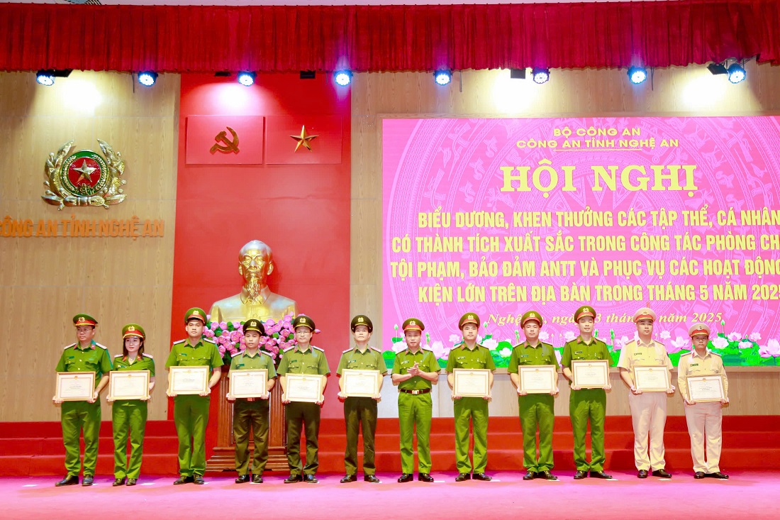 Đồng chí Đại tá Nguyễn Duy Thanh, Phó Giám đốc Công an tỉnh trao Giấy khen của Giám đốc Công an tỉnh tặng các cá nhân có thành tích xuất sắc