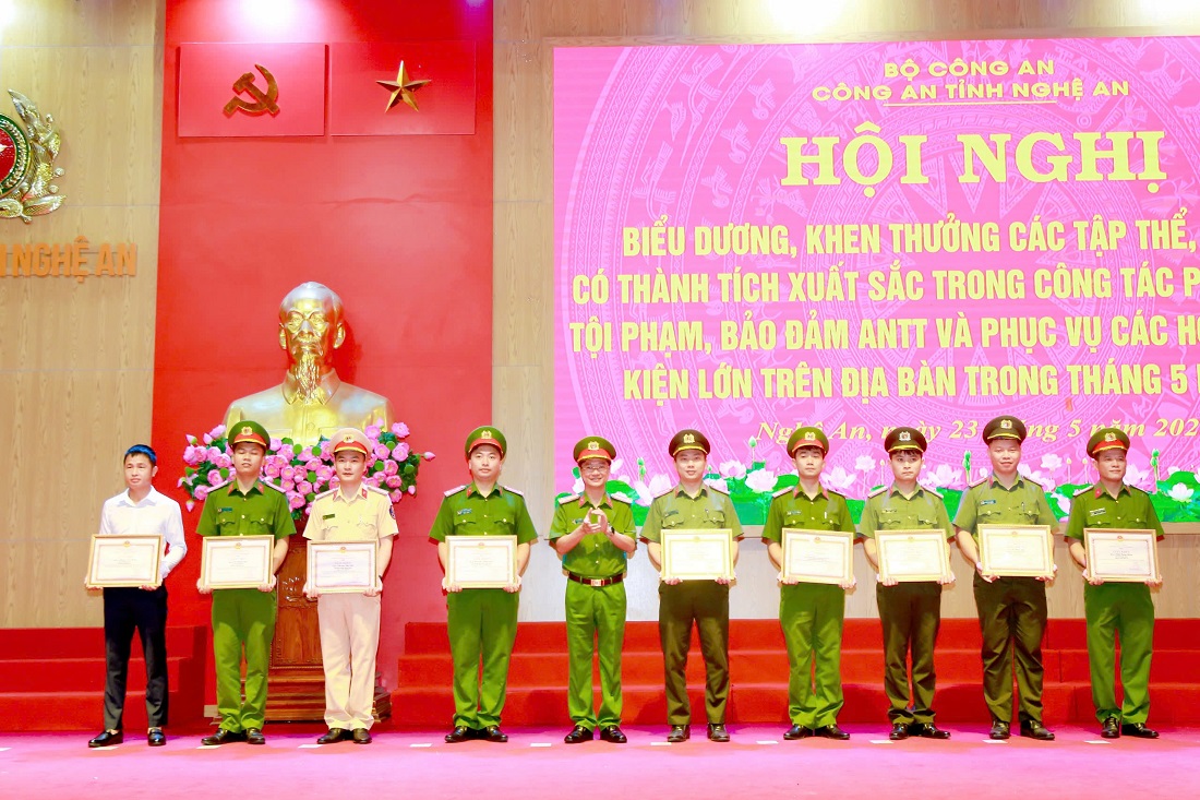 Đồng chí Đại tá Trần Ngọc Tuấn, Phó Giám đốc Công an tỉnh trao Giấy khen của Giám đốc Công an tỉnh tặng các cá nhân có thành tích xuất sắc