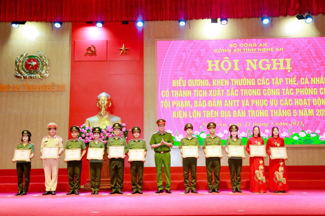 Đồng chí Đại tá Nguyễn Đức Cường, Phó Giám đốc Công an tỉnh trao Giấy khen của Giám đốc Công an tỉnh tặng các cá nhân có thành tích xuất sắc