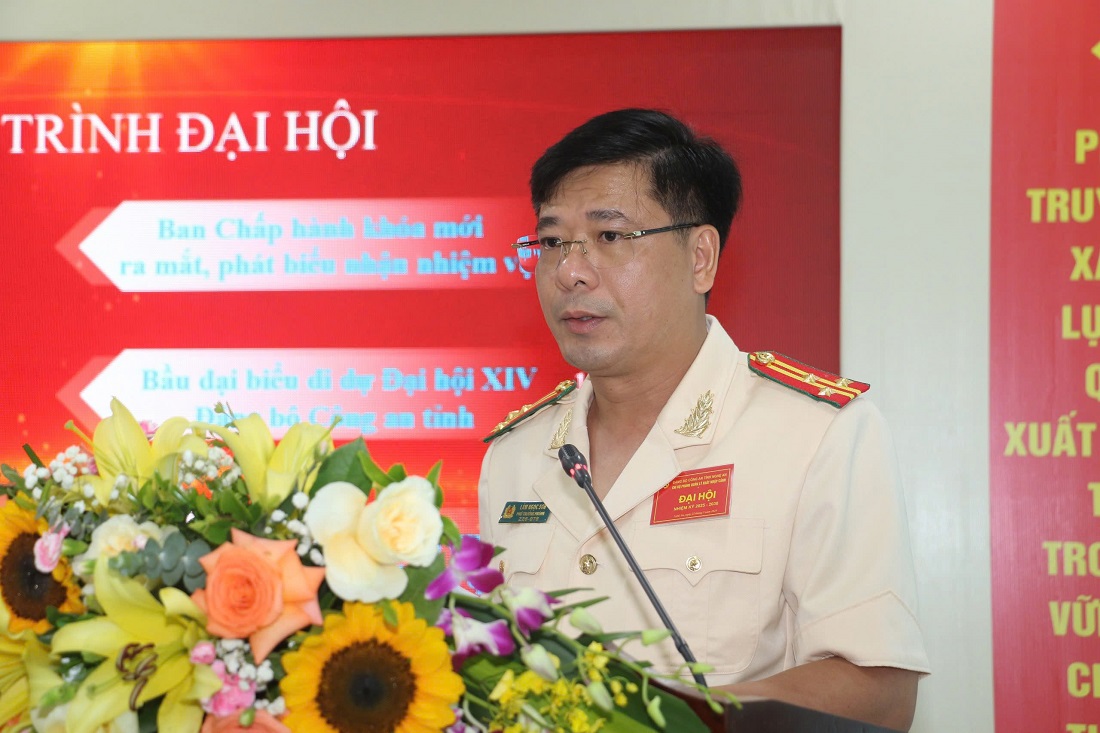 Trung tá Lâm Ngọc Sơn, Phó trưởng phòng Quản lý Xuất nhập cảnh trình bày báo cáo chính trị Đại hội