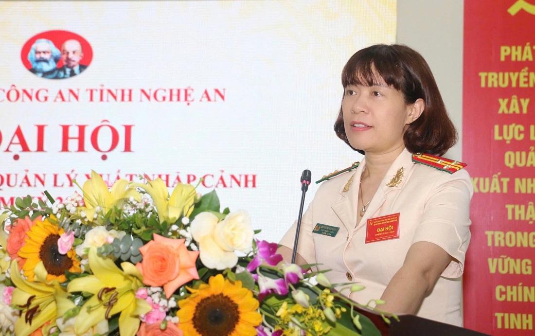 Trung tá Nguyễn Thị Hương Giang, Phó trưởng phòng Quản lý Xuất nhập cảnh trình bày báo cáo dự thảo văn kiện Đại hội