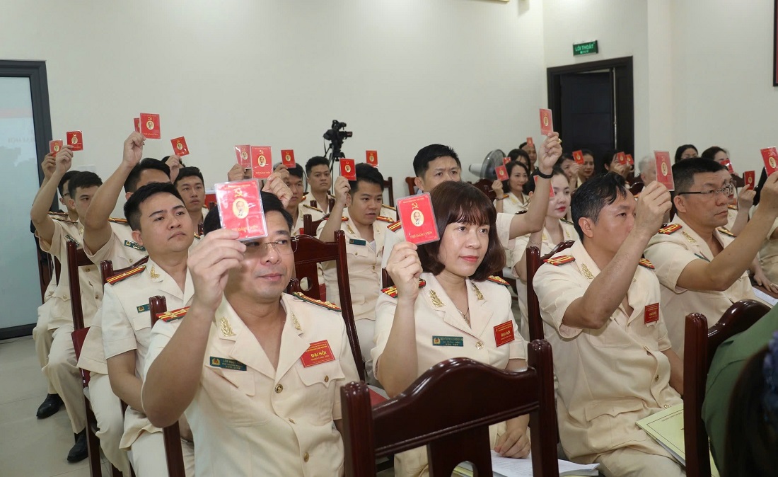 Các đảng viên trong Chi bộ biểu quyết, thống nhất thông qua văn kiện Đại hội Đảng cấp trên.