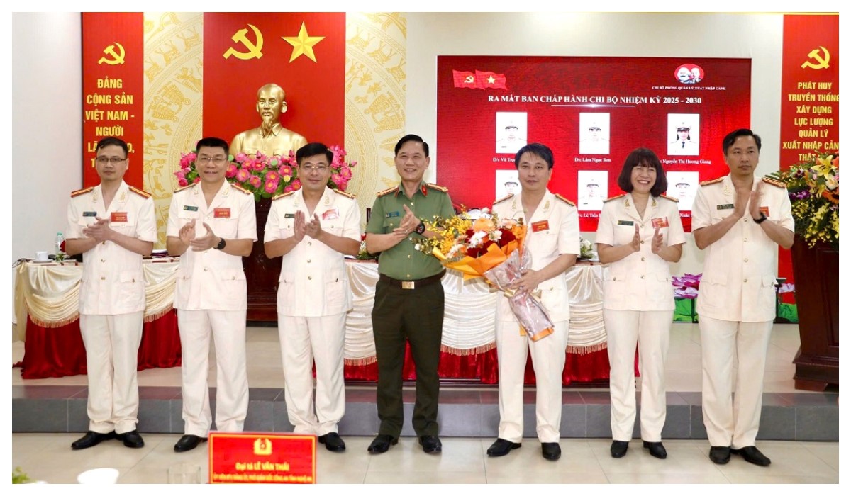 Đồng chí Đại tá Lê Văn Thái, Phó Giám đốc Công an tỉnh tặng hoa chúc mừng Ban Chấp hành khóa mới