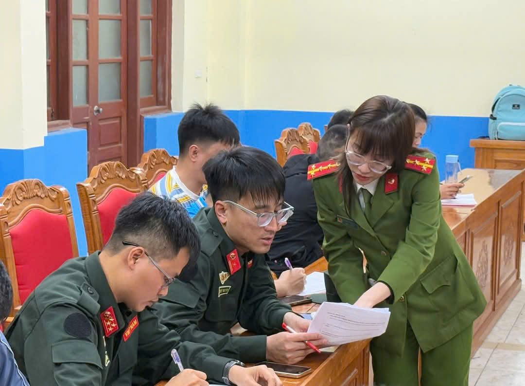 Công an Nghệ An hiện đang có 02 đồng chí tham gia lực lượng Gìn giữ hòa bình Liên Hợp Quốc (Trong ảnh Thiếu tá Nguyễn Sỹ Nguyên ngồi  giữa xung phong vào lực lượng gìn giữ hòa bình Liên hợp quốc)