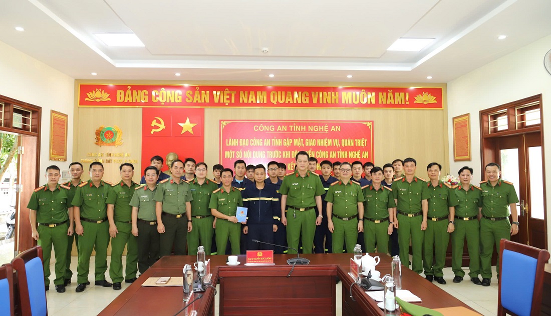 Đồng chí Đại tá Nguyễn Đức Cường  - Phó Giám đốc Công an tỉnh đại diện Lãnh đạo Công an tỉnh tặng quà động viên Đội tuyển dự vòng chung kết 