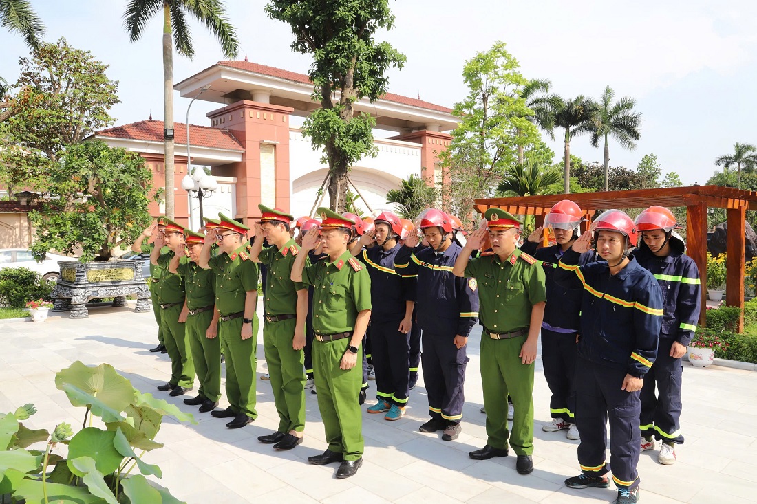 Trước khi xuất phát dự vòng Chung kết Hội thi, đồng chí Đại tá Nguyễn Ngọc Thanh - Trưởng Phòng Cảnh sát PCCC & CNCH cùng Lãnh đạo Phòng và Đội tuyển dự thi tổ chức dâng hoa, dâng hương tưởng niệm Chủ tịch Hồ Chí Minh tại Nhà tưởng niệm của Người trong khuôn viên Công an tỉnh Nghệ An