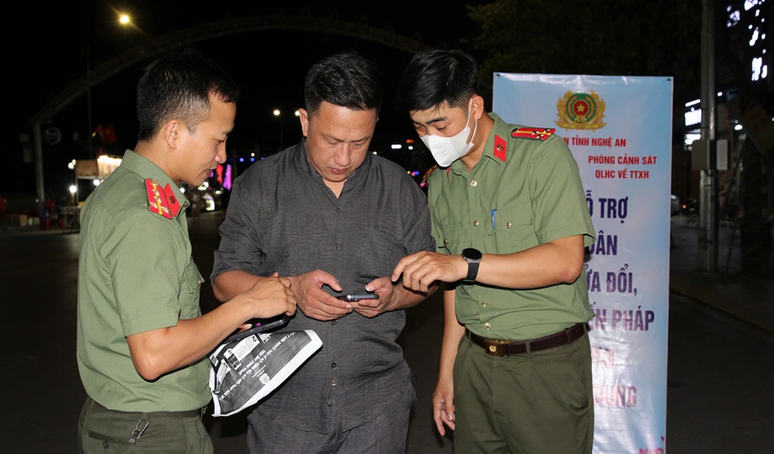 Tổ công tác lưu động Công an tỉnh tuyên truyền, hướng dẫn tận tình, người dân dễ dàng vào ứng dụng VNeID thực hiện quyền và nghĩa vụ công dân đóng góp ý kiến với các nội dung sữa, đổi Hiến pháp