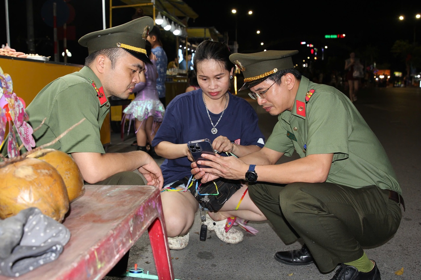 Tổ công tác lưu động Công an tỉnh tuyên truyền, hướng dẫn tận tình, người dân dễ dàng vào ứng dụng VNeID thực hiện quyền và nghĩa vụ công dân đóng góp ý kiến với các nội dung sữa, đổi Hiến pháp