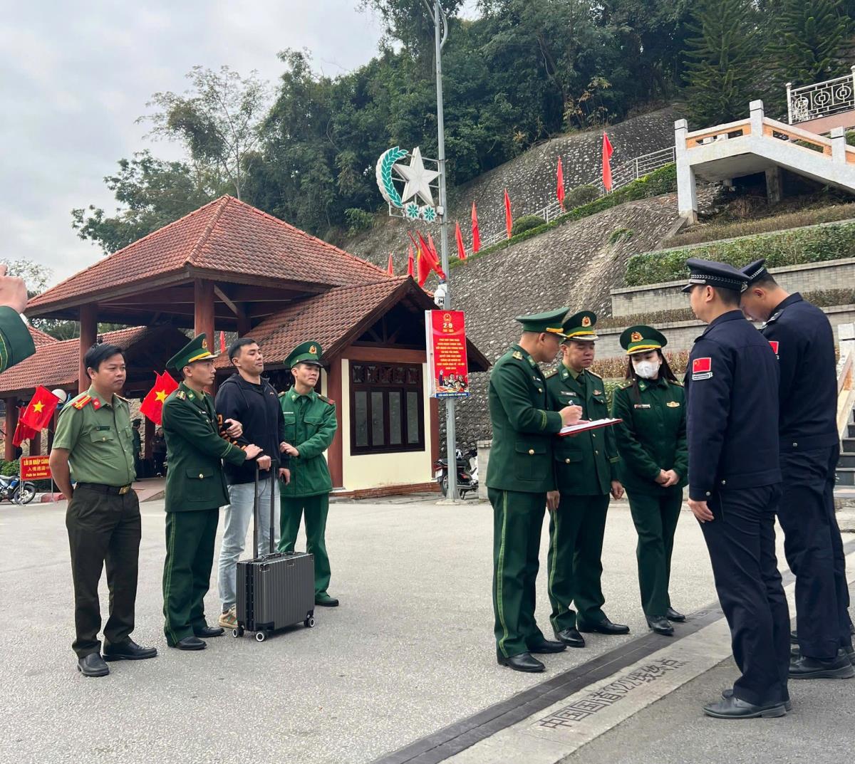 Công an tỉnh Quảng Nam phối hợp Đồn Biên phòng Cửa khẩu Hữu Nghị (tỉnh Lạng Sơn) tiến hành trục xuất và bàn giao 1 đối tượng công dân Trung Quốc (Ảnh minh họạ)