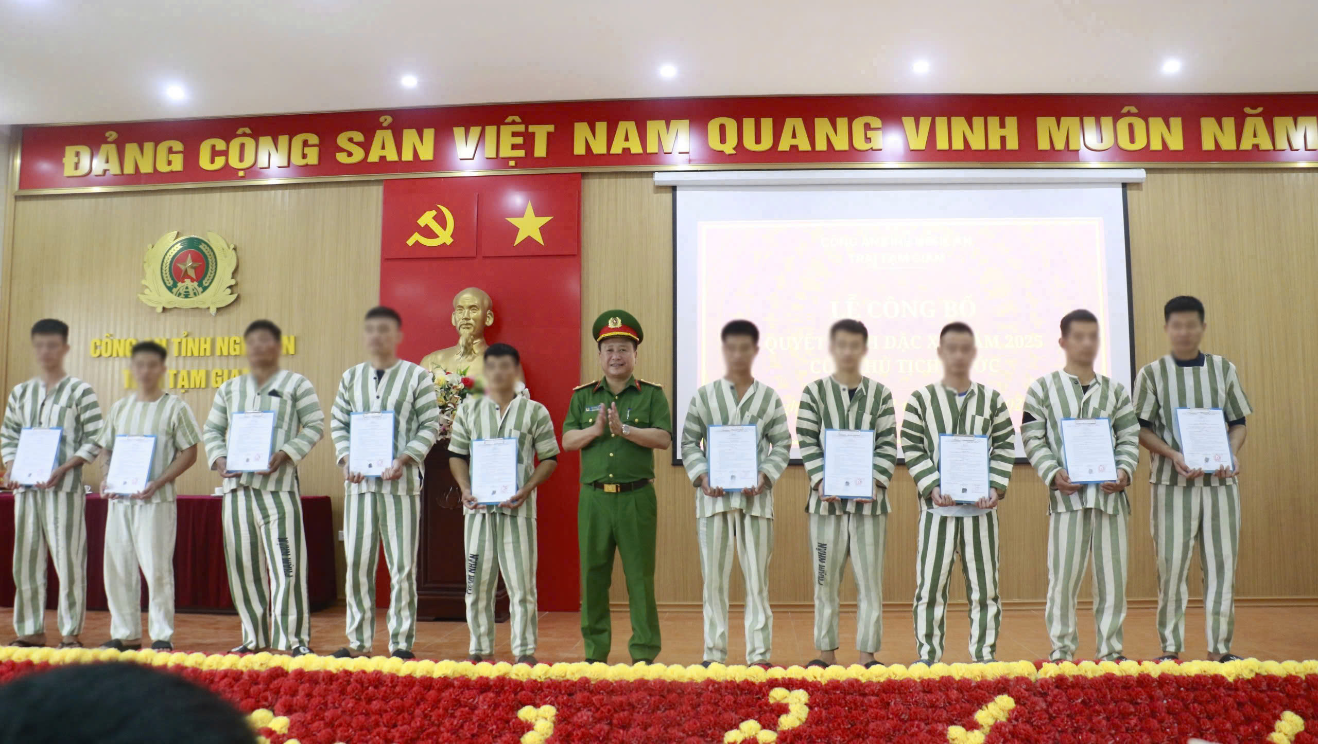 Công an Nghệ An trao Quyết định giảm thời hạn chấp hành án phạt tù (đợt 30/4/2025) cho các phạm nhân