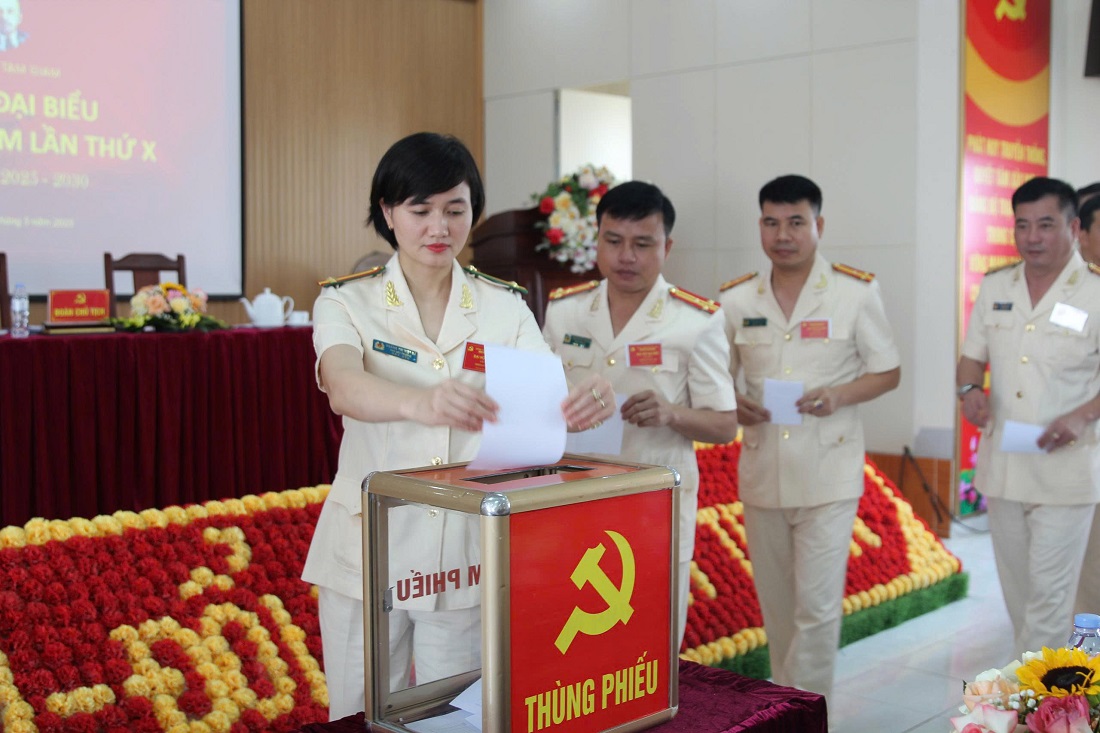 Các đại biểu bỏ phiếu bầu Ban Chấp hành Đảng bộ nhiệm kỳ 2025 -2030