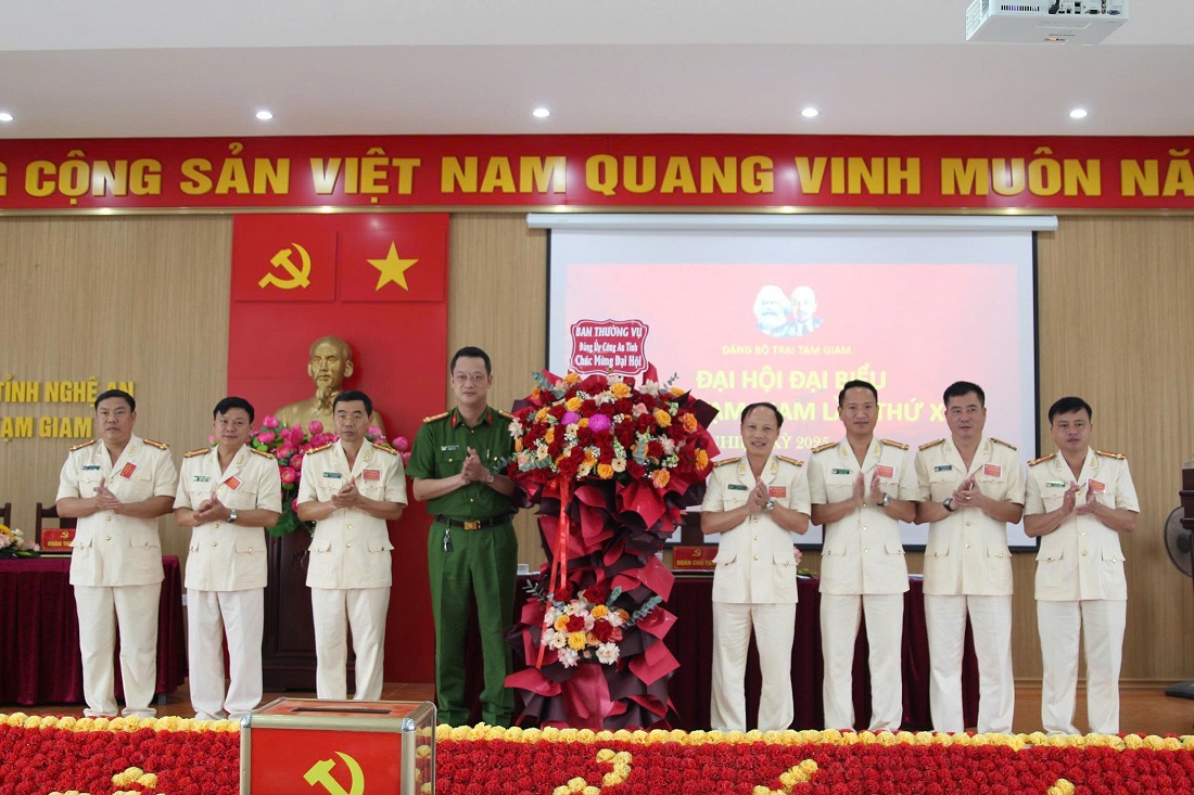 Đồng chí Đại tá Nguyễn Đức Cường, Phó Giám đốc Công an tỉnh tặng hoa chúc mừng Ban Chấp hành khóa mới