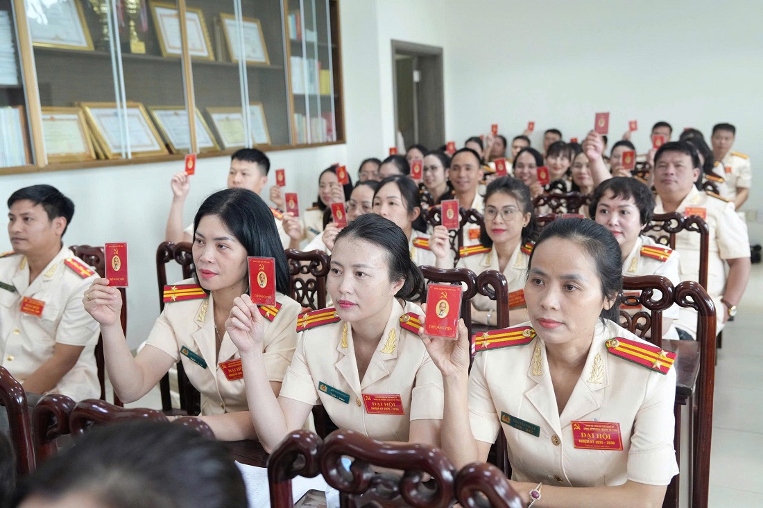 Các đảng viên trong Đảng bộ biểu quyết, thống nhất thông qua văn kiện Đại hội Đảng cấp trên