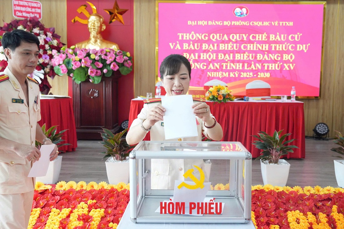 Các đảng viên trong Chi bộ bỏ phiếu bầu Ban chấp hành khóa mới 