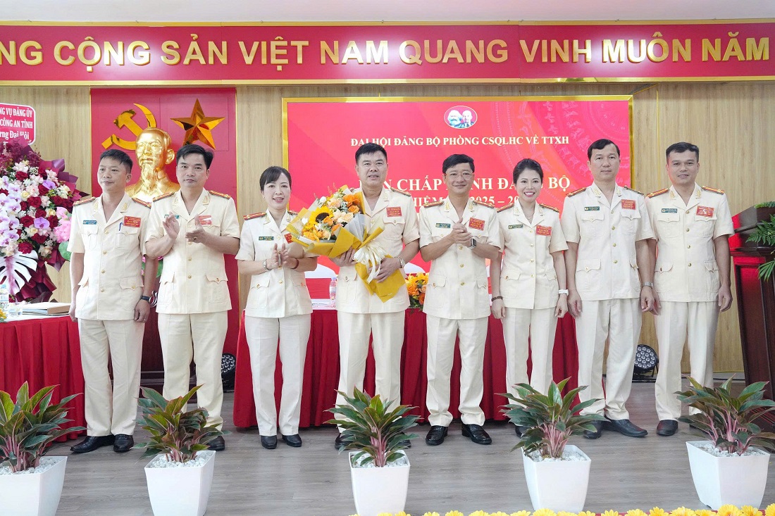 Đồng chí Đại tá Trần Ngọc Tuấn, Phó Giám đốc Công an tỉnh tặng hoa chúc mừng Ban Chấp hành khóa mới