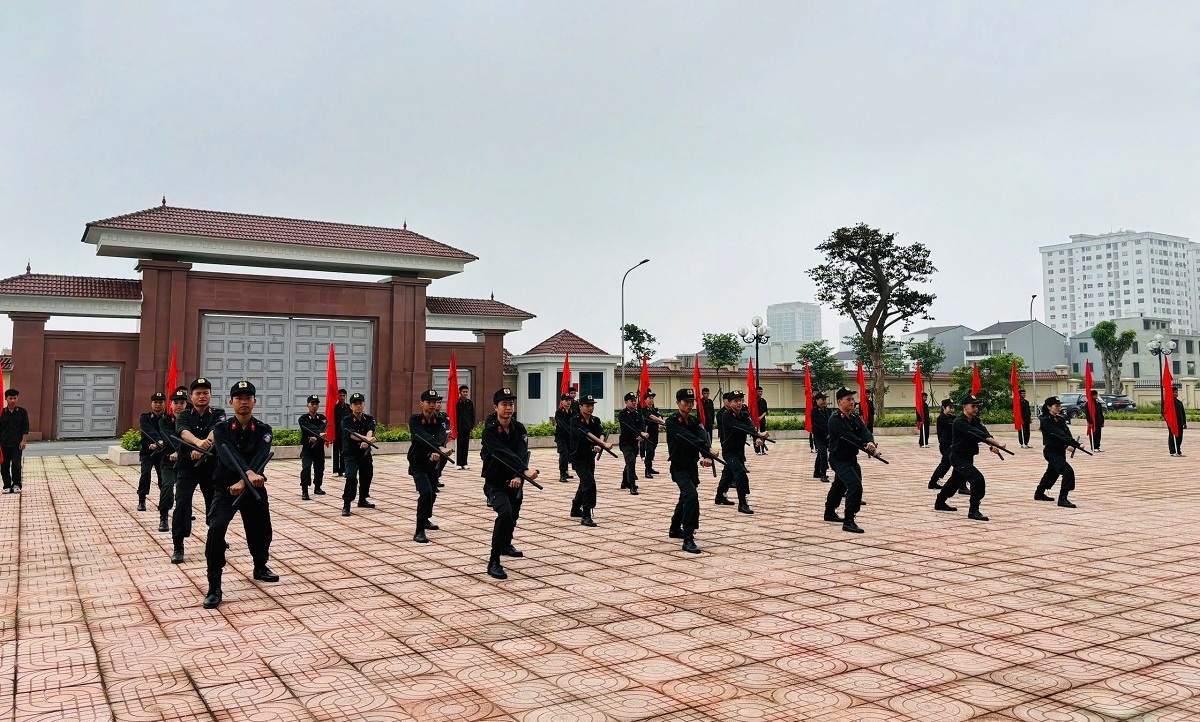 Cảnh sát cơ động biểu diễn các bài võ