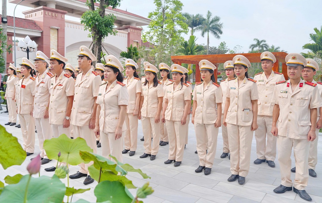 Chi bộ Phòng Hồ sơ nghiệp vụ thành kính dâng hoa, dâng hương tưởng niệm Chủ tịch Hồ Chí Minh