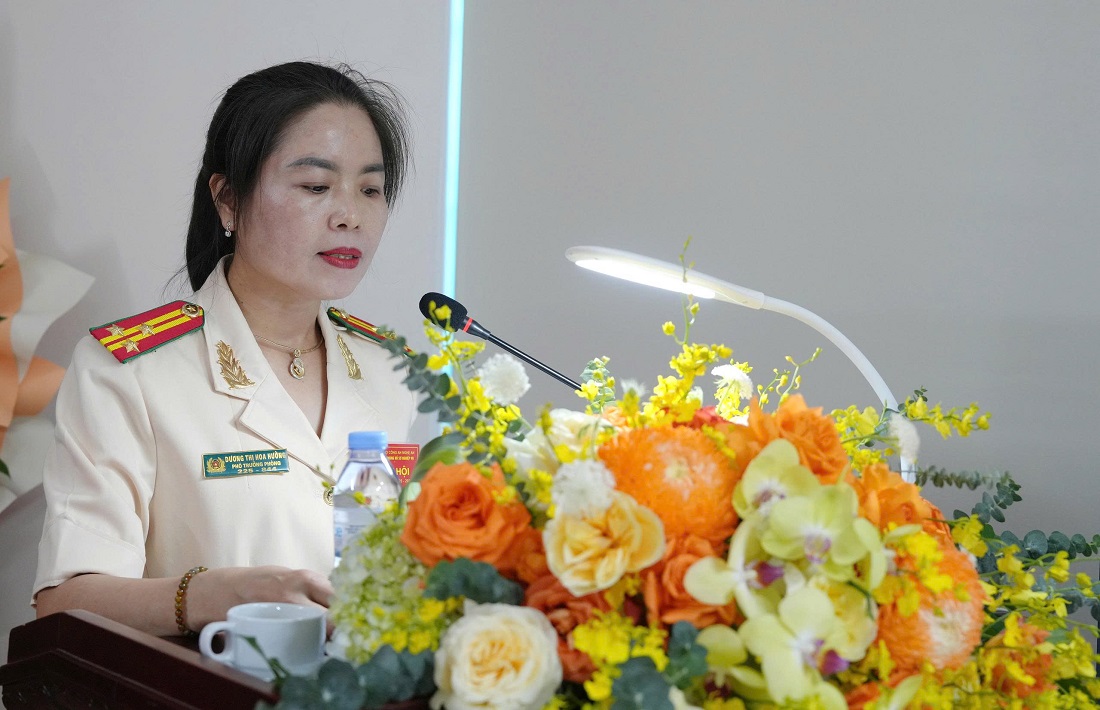 Đồng chí Thượng tá Dương Thị Hoa Hường , Phó trưởng phòng Hồ sơ phát biểu