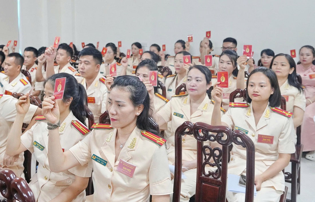 Các đảng viên trong chi bộ biểu quyết, thống nhất thông qua văn kiện Đại hội Đảng cấp trên