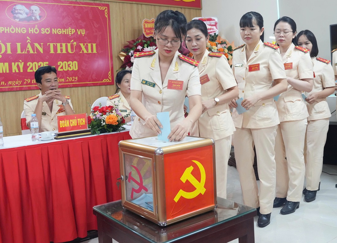 Các đại biểu bỏ phiếu bầu Ban Chấp hành Chi bộ nhiệm kỳ 2025 -2030