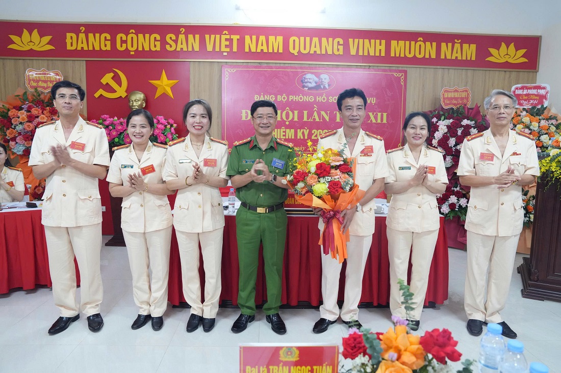 Đồng chí Đại tá Trần Ngọc Tuấn, Phó Giám đốc Công an tỉnh tặng hoa chúc mừng Ban Chấp hành khóa mới