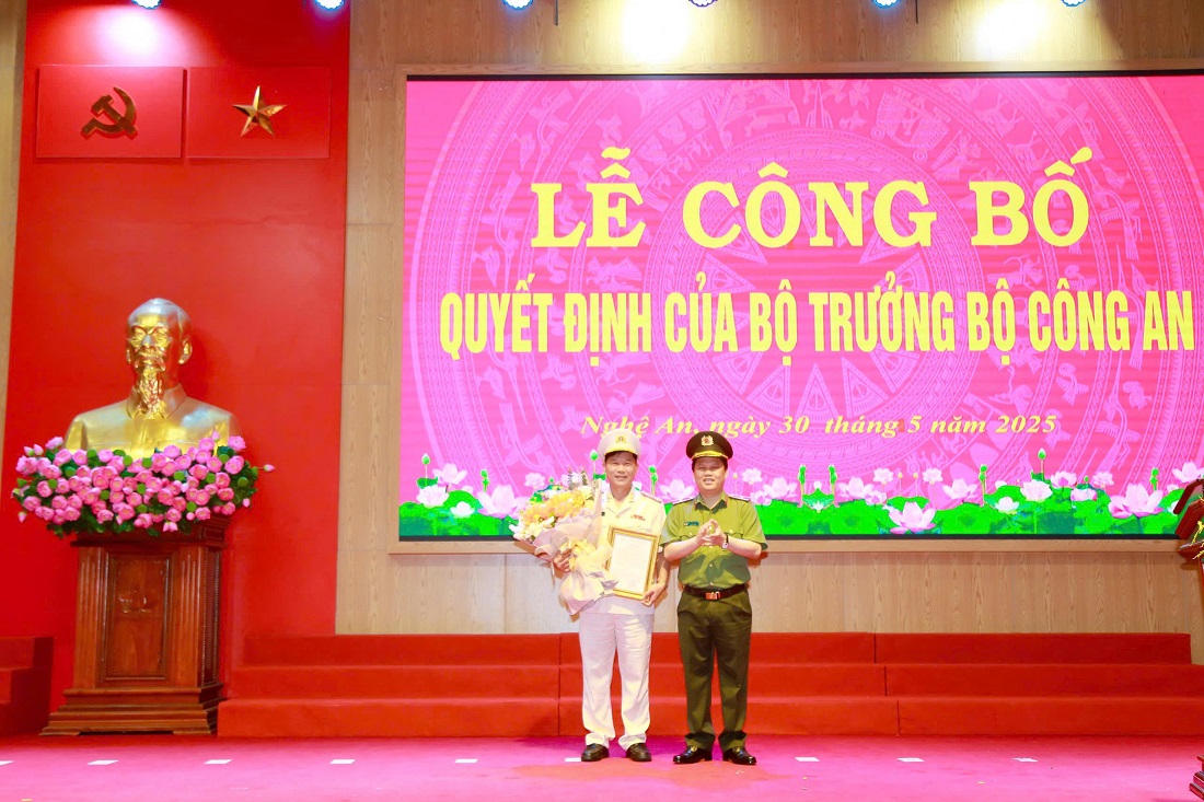 Đồng chí Thiếu tướng Bùi Quang Thanh, Giám đốc Công an tỉnh trao quyết định đến đồng chí Đại tá Lê Văn Thái