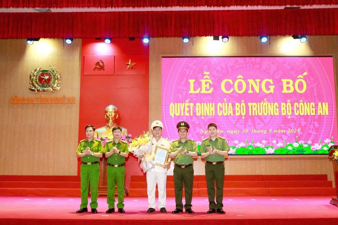 Các đồng chí trong Ban Giám đốc Công an tỉnh tặng hoa chúc mừng Đại tá Lê Văn Thái