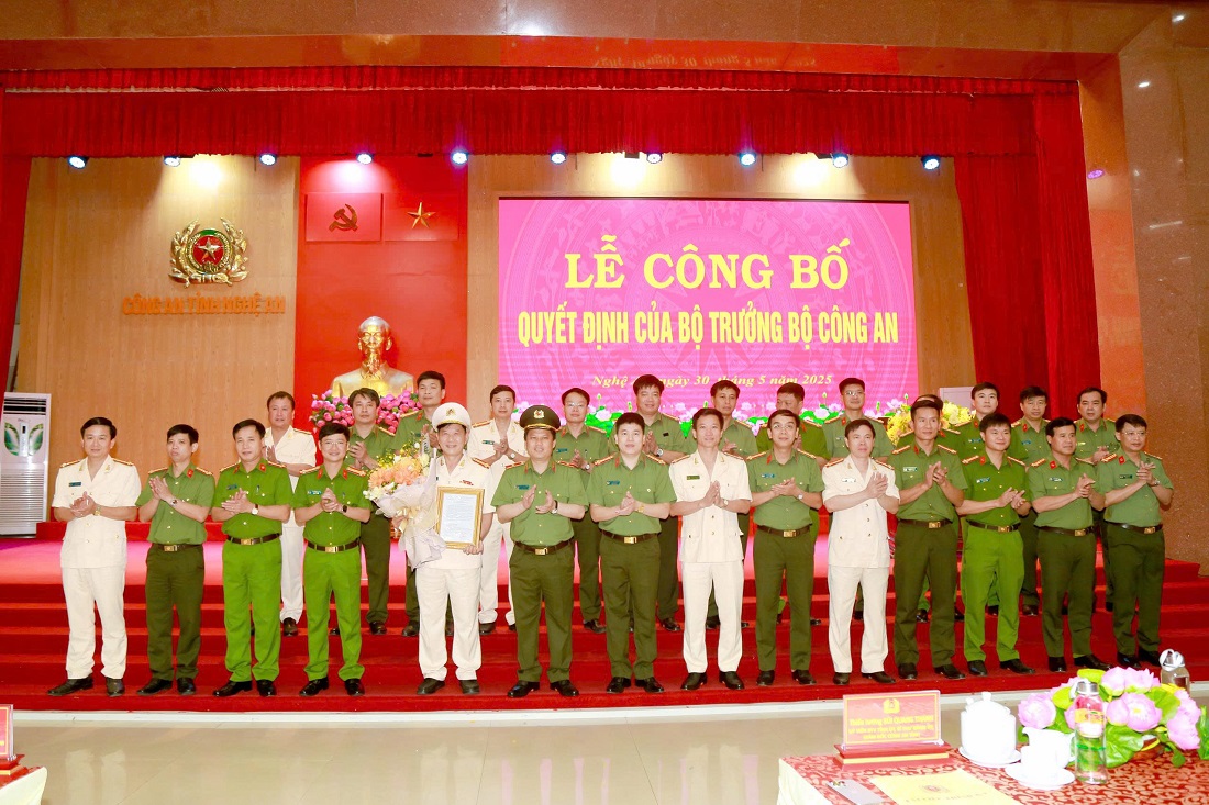 Các đồng chí trong Ban Giám đốc và lãnh đạo các đơn vị tặng hoa và chụp ảnh lưu niệm cùng Đại tá Lê Văn Thái