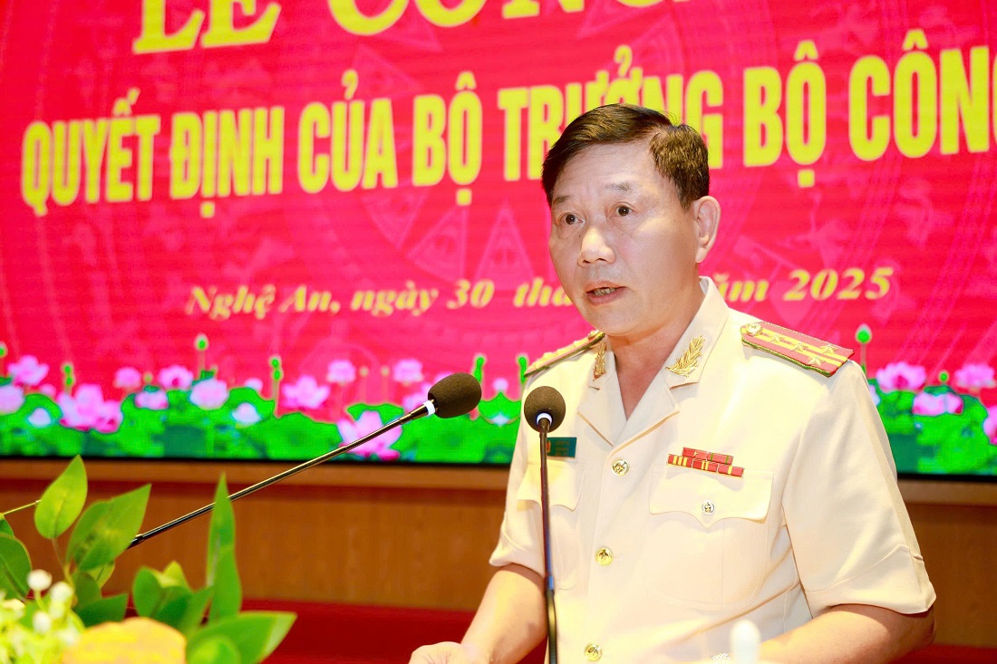 Đồng chí Đại tá Lê Văn Thái - Phó Giám đốc Công an tỉnh phát biểu tại buổi lễ