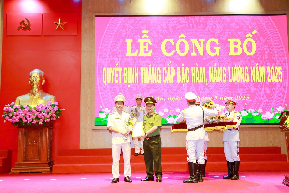 Đồng chí Thiếu tướng Bùi Quang Thanh, Ủy viên Ban Thường vụ Tỉnh ủy, Bí thư Đảng ủy, Giám đốc Công an tỉnh trao quyết định, tặng hoa chúc mừng các đồng chí thăng cấp bậc hàm và nâng lương