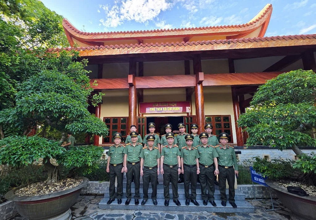 Thăm Khu lưu niệm Chủ tịch Tôn Đức Thắng