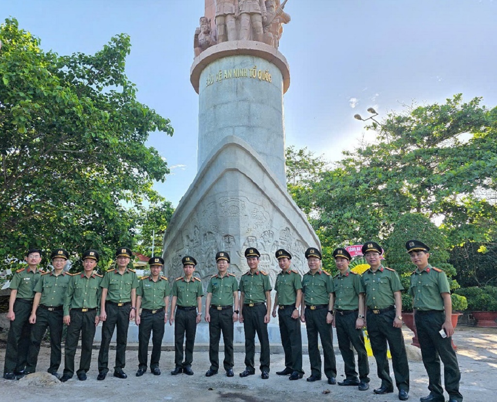 Thăm Khu di tích Hòn Đá Bạc - Trung tâm chỉ huy Kế hoạch phản gián CM 12