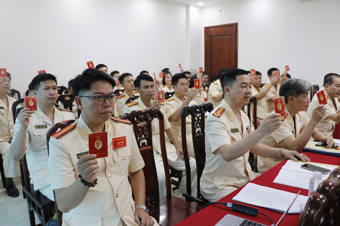 Các đảng viên trong Chi bộ biểu quyết, thống nhất thông qua văn kiện Đại hội Đảng cấp trên