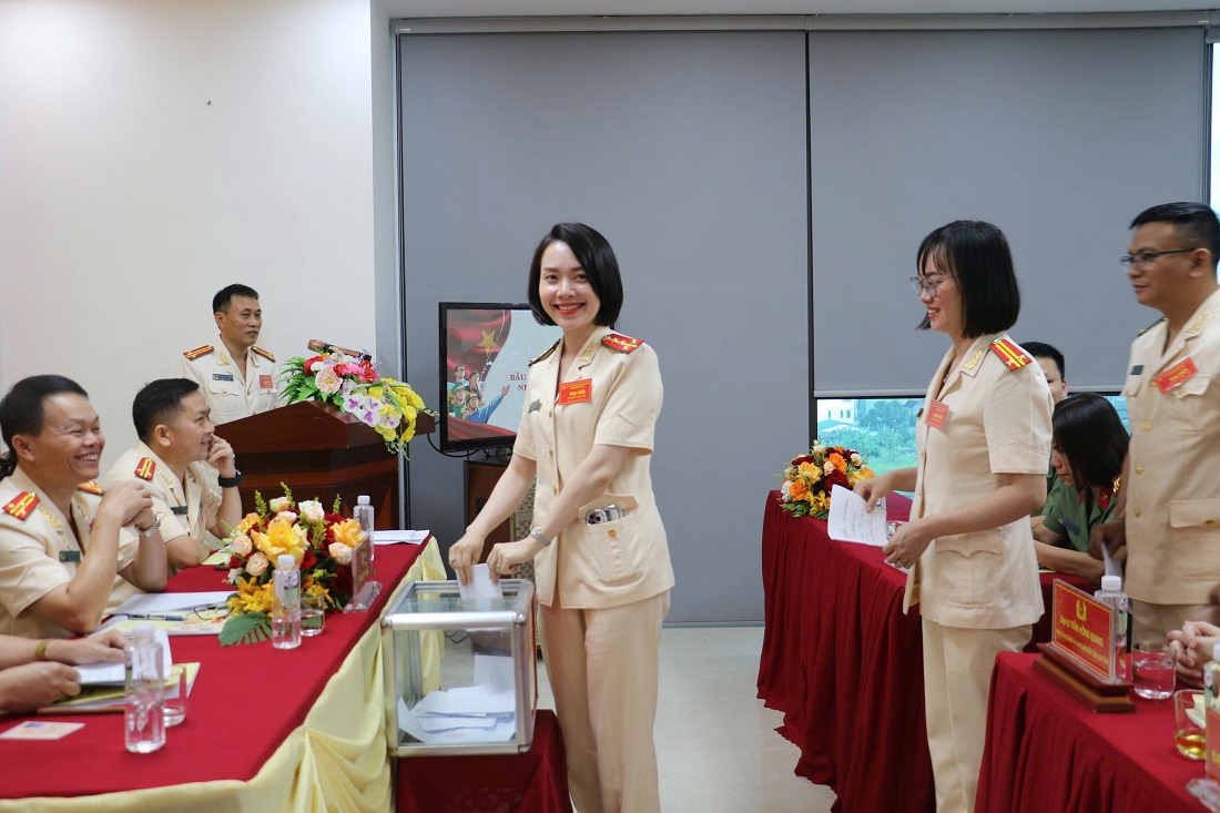 Các đảng viên trong Chi bộ bỏ phiếu bầu Ban chấp hành khóa mới