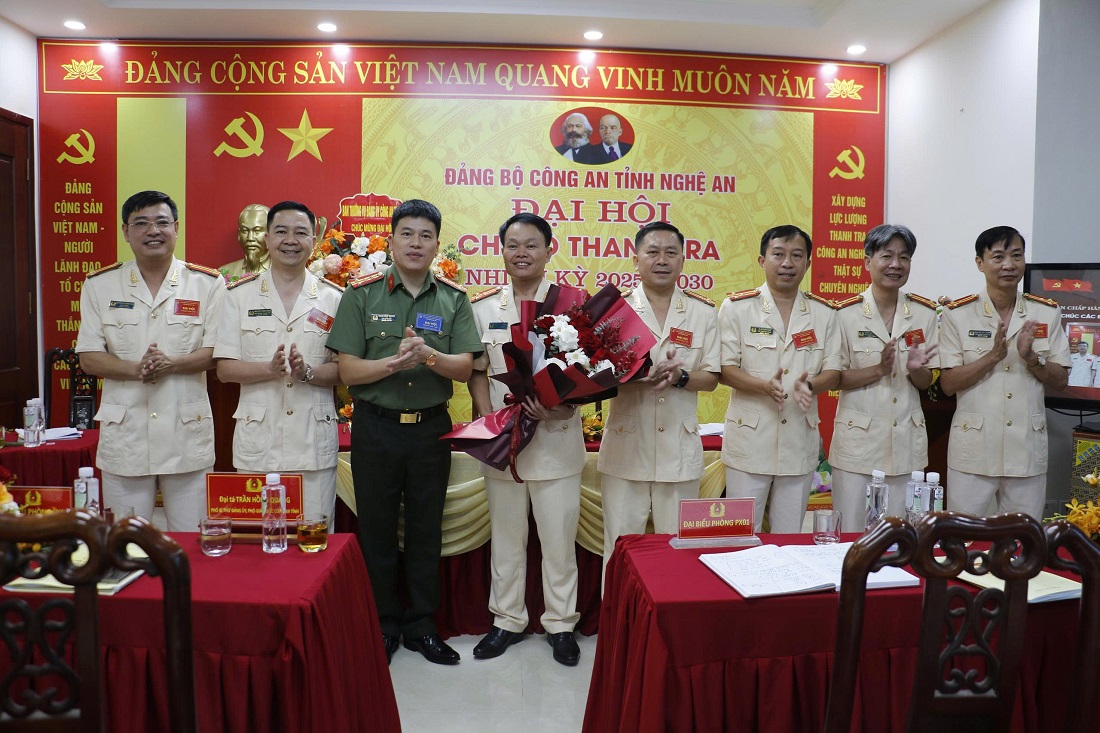 Đồng chí Đại tá Trần Hồng Quang, Phó Giám đốc Công an tỉnh tặng hoa chúc mừng Ban Chấp hành khóa mới