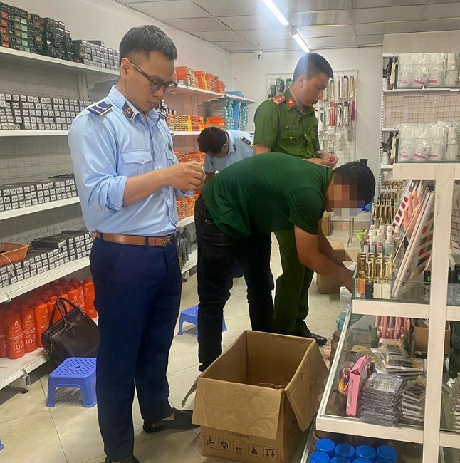 Tiêu hủy 150 lọ sơn móng tay không rõ nguồn gốc xuất xứ