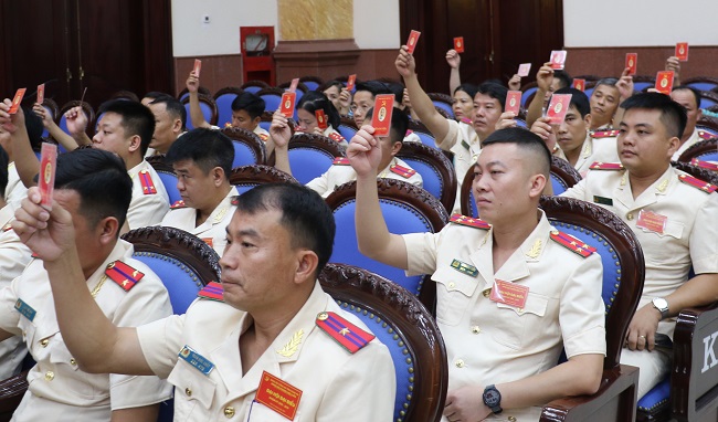 Các đảng viên trong Chi bộ biểu quyết, thống nhất thông qua văn kiện Đại hội Đảng cấp trên