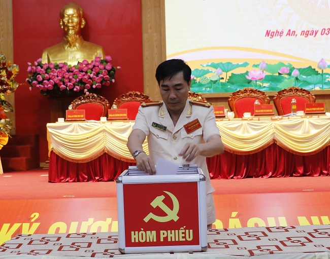 Các đảng viên trong Đảng bộ bỏ phiếu bầu Ban chấp hành khóa mới